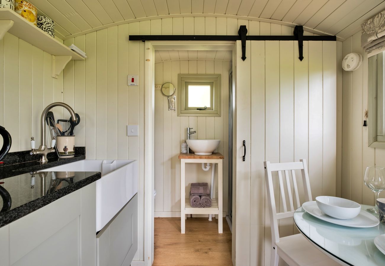 Cabin in Nordley - Hay and Hedgerow Glamping