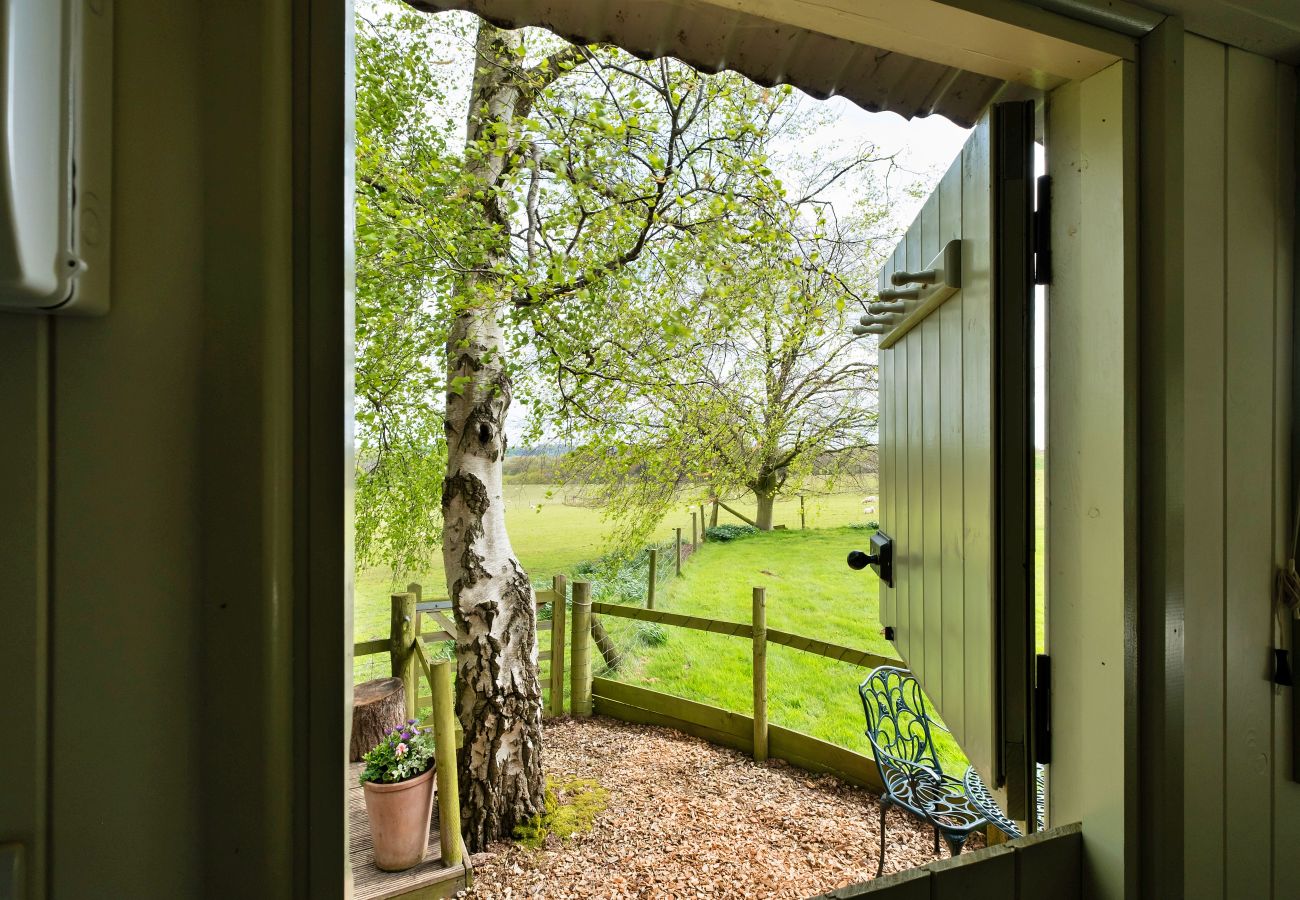 Cabin in Nordley - Hay and Hedgerow Glamping