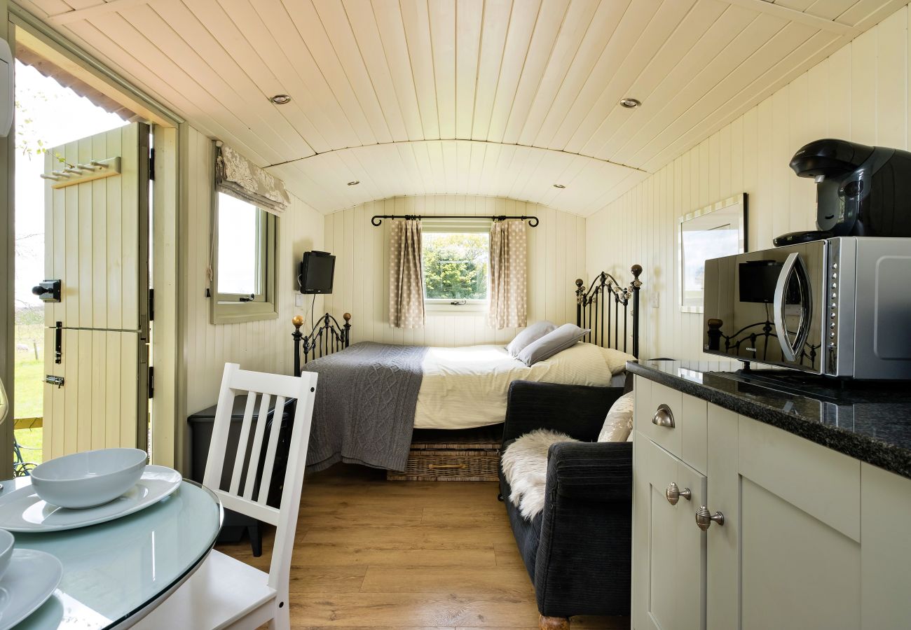 Cabin in Nordley - Hay and Hedgerow Glamping