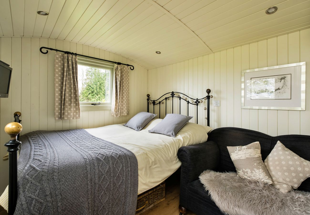 Cabin in Nordley - Hay and Hedgerow Glamping