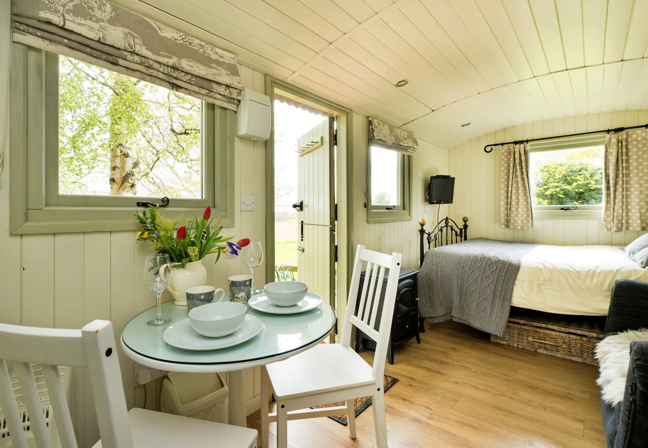 Cabin in Nordley - Hay and Hedgerow Glamping