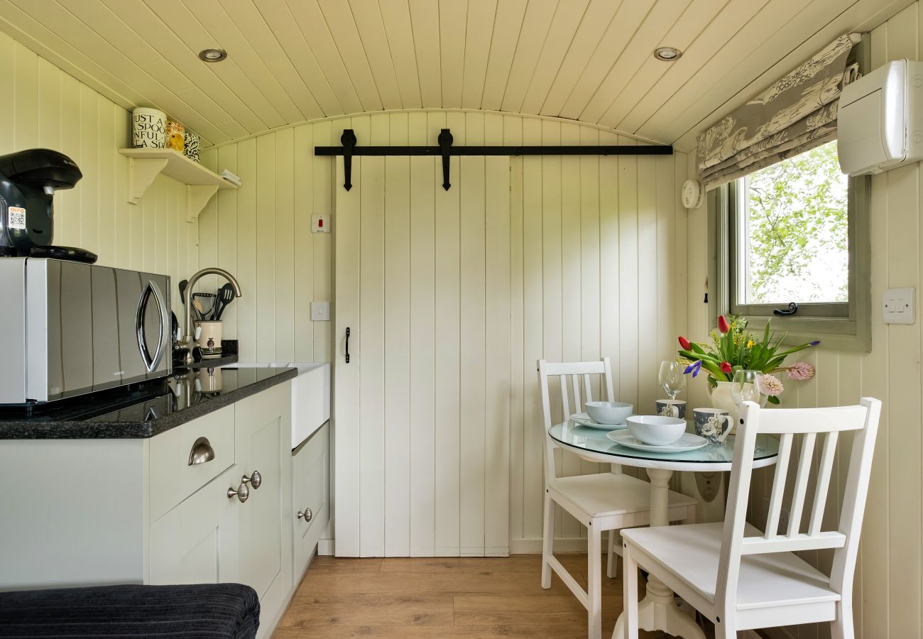 Cabin in Nordley - Hay and Hedgerow Glamping