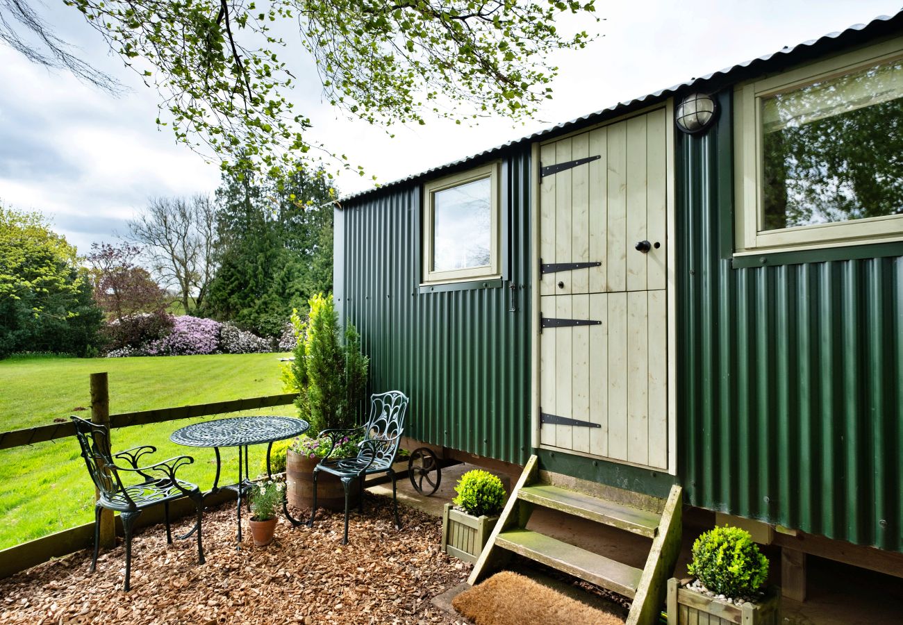 Cabin in Nordley - Hay and Hedgerow Glamping