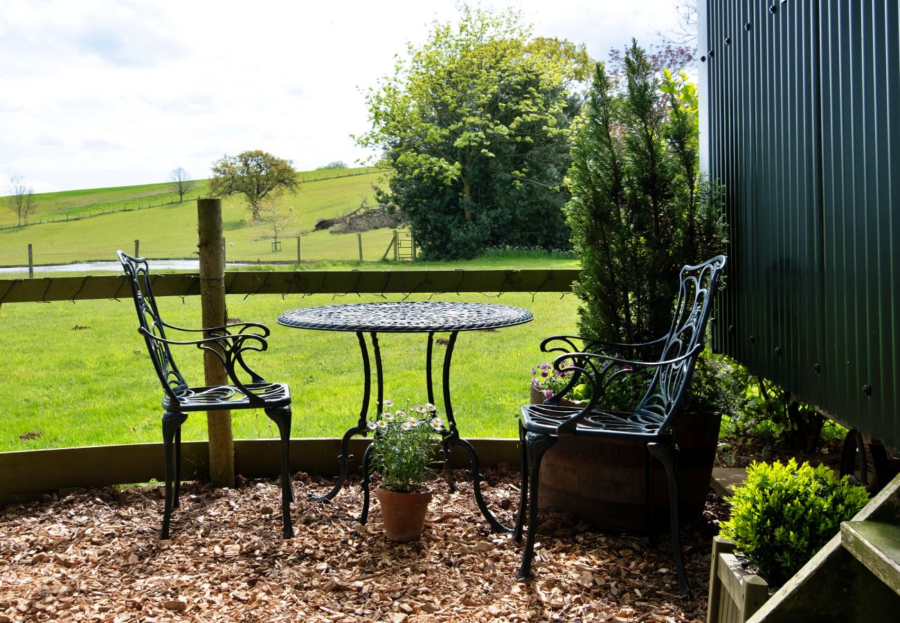 Cabin in Nordley - Hay and Hedgerow Glamping