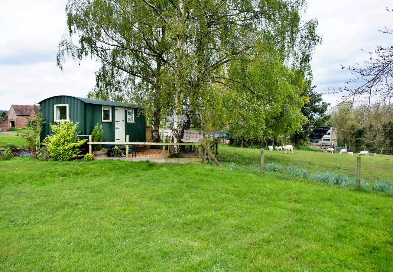 Cabin in Nordley - Hay and Hedgerow Glamping