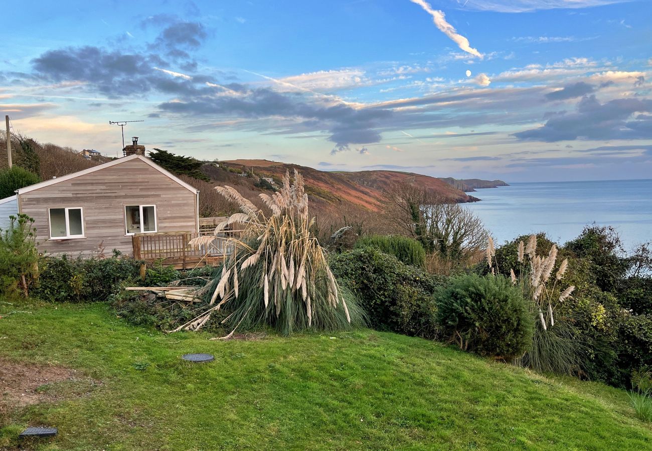 Bungalow in Freshwater East - Beach Cove