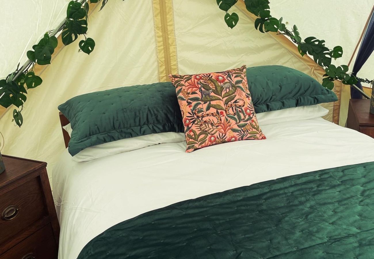 Chalet in Woolton Hill - Jungle Bell Tent